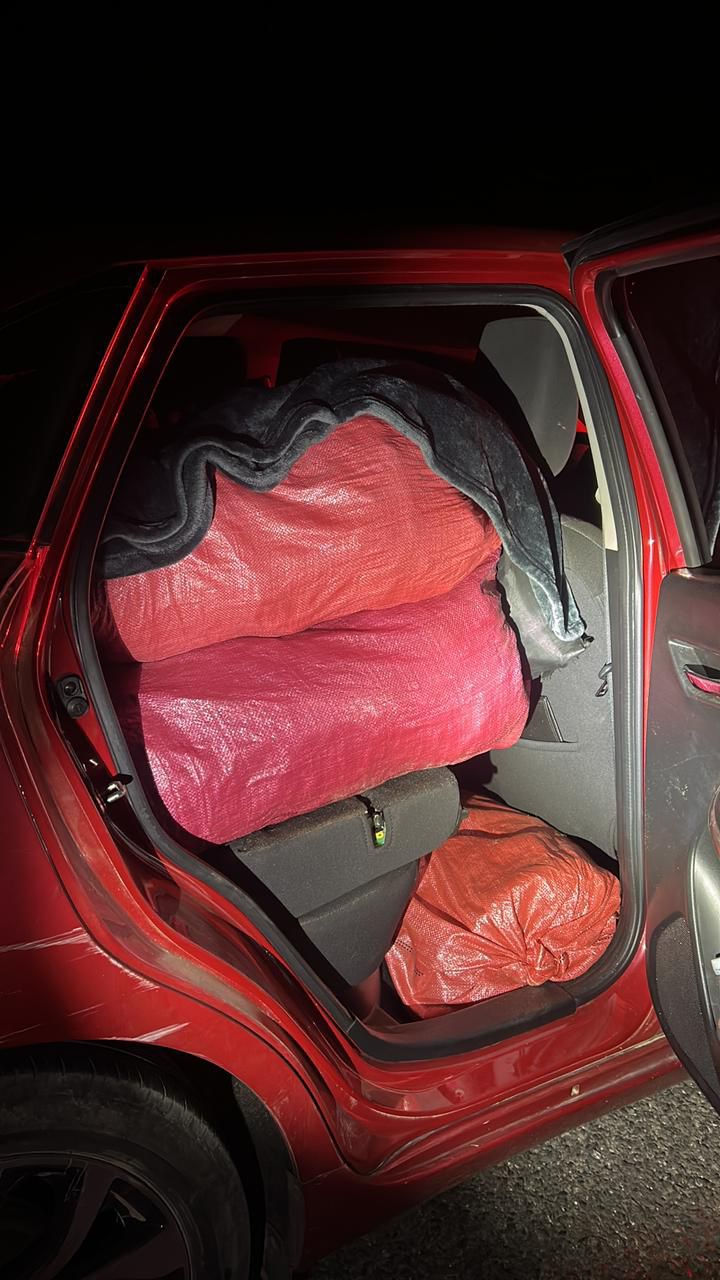 Sorprenden a conductor trasladando 98 kilos de droga en Longotoma
