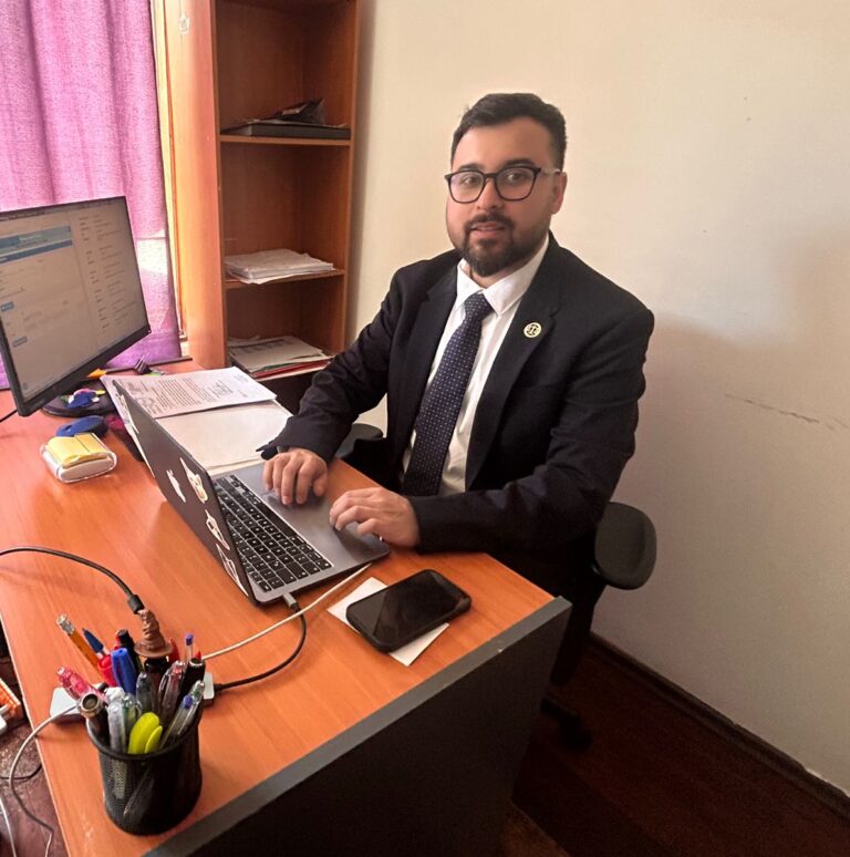 mientras que en la segunda fotografía se encuentra Hegel Robles, abogado de la Universidad Santo Tomás, Viña del Mar, quien es diplomado en Gestión de Conflictos, Negociación y Mediación, PUCV.