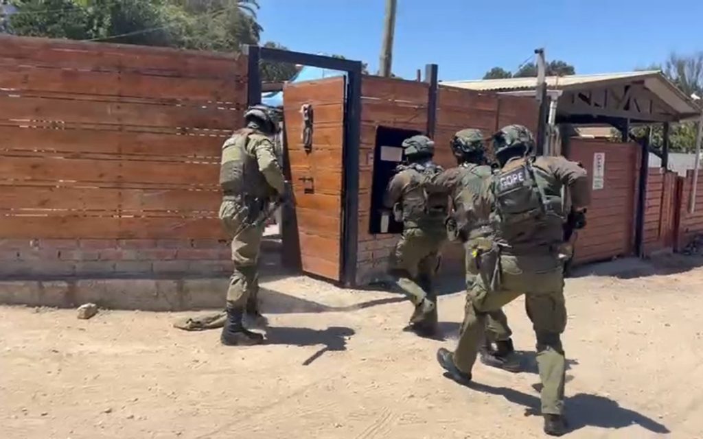 Allanan tres casas en La Ligua e incautan droga, armas y municiones