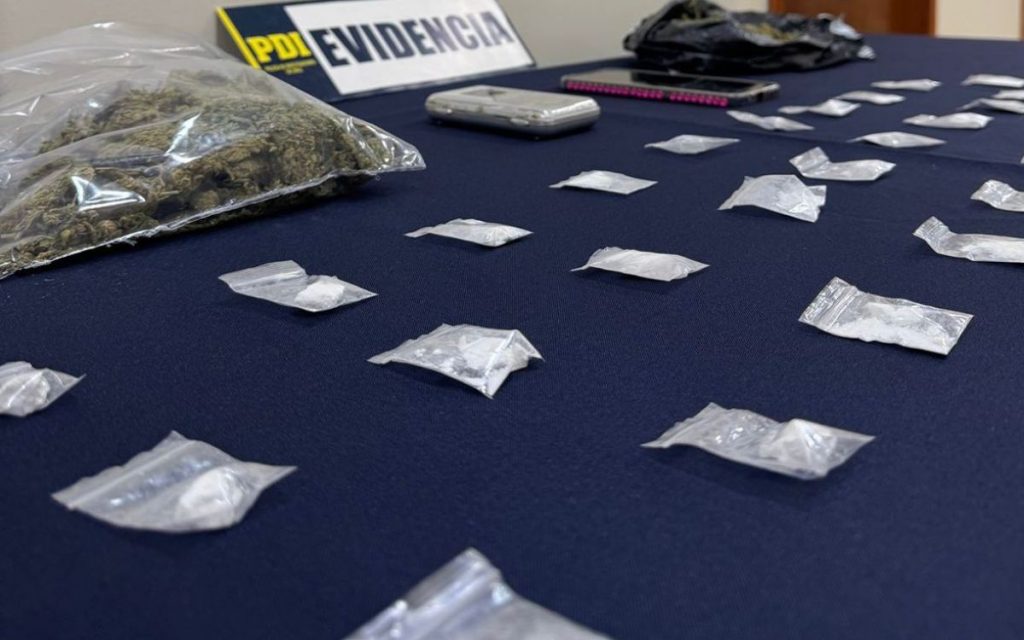 Cabildo: Detienen a dos mujeres que coordinaban venta de droga por redes sociales