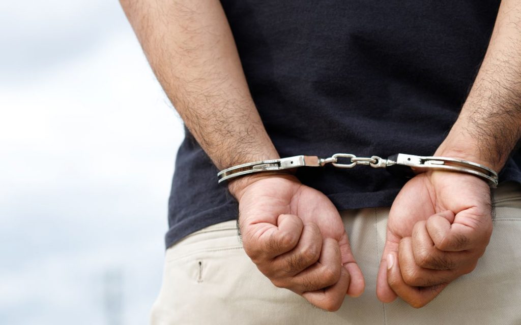 Carabineros de La Calera sorprendió a dos sujetos en medio de transacción de droga