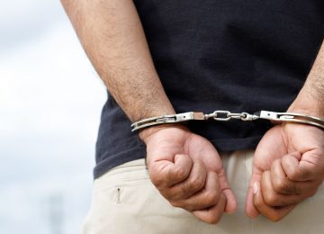 Carabineros de La Calera sorprendió a dos sujetos en medio de transacción de droga