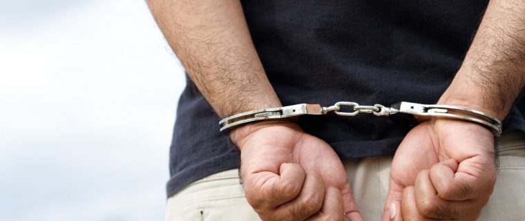 Carabineros de La Calera sorprendió a dos sujetos en medio de transacción de droga