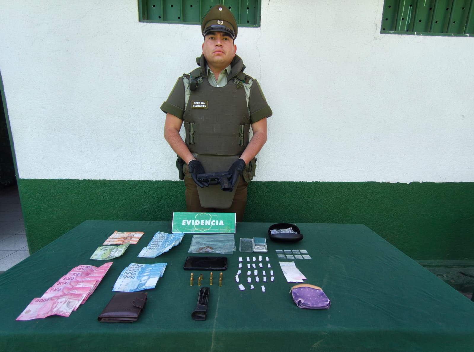 Detienen en Hijuelas a hombre que llevaba pistola, municiones y drogas