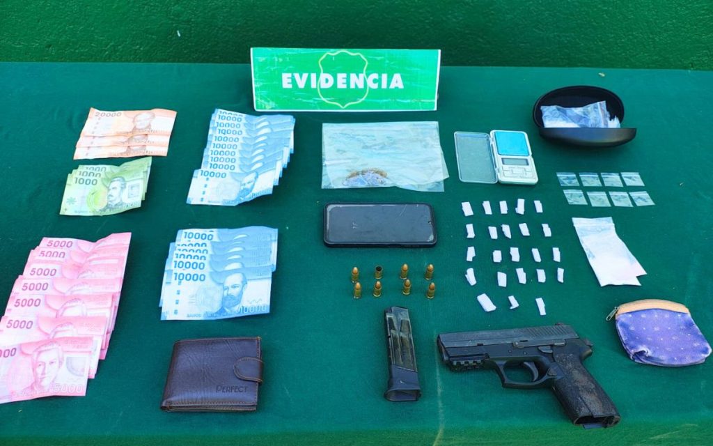 Detienen en Hijuelas a hombre que llevaba pistola, municiones y drogas