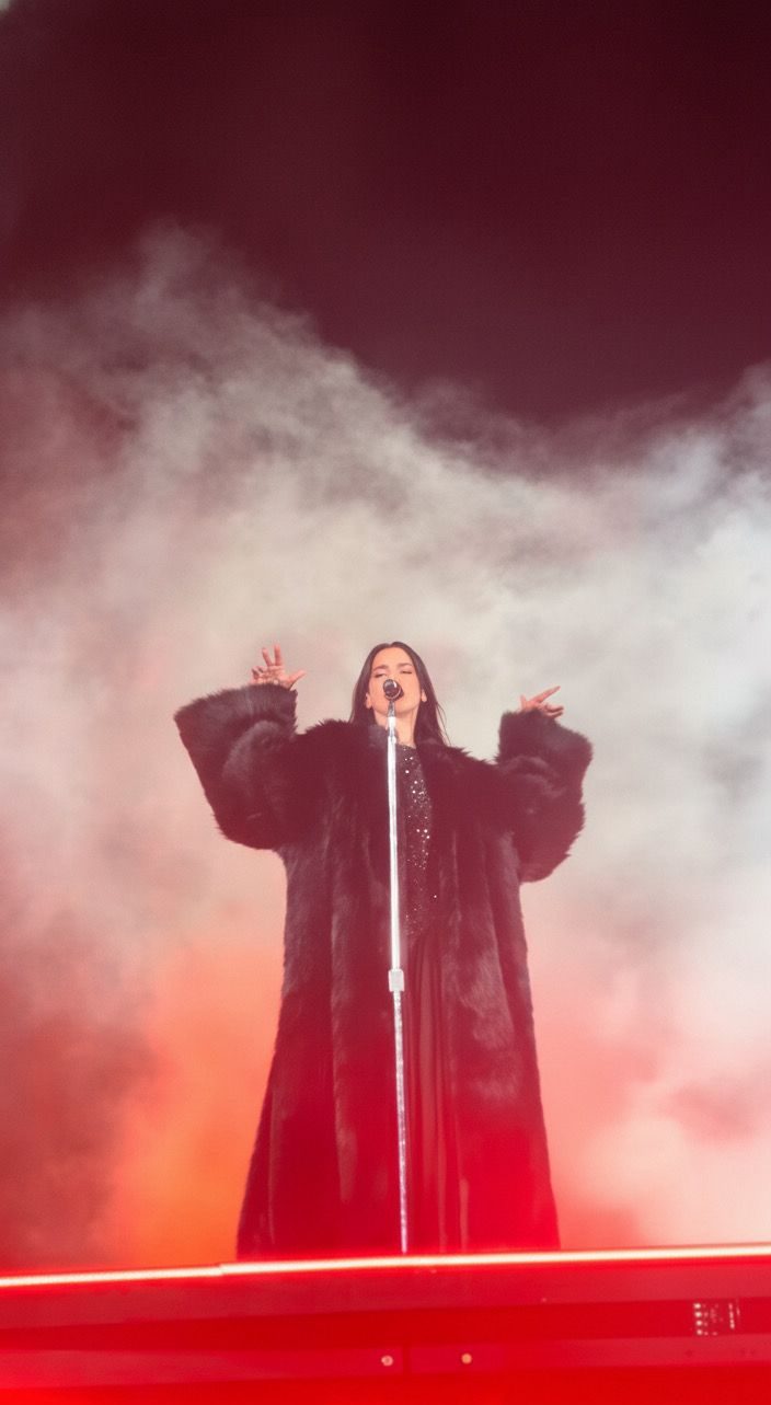 Dua Lipa tomó celular de calerano y grabó una de sus canciones