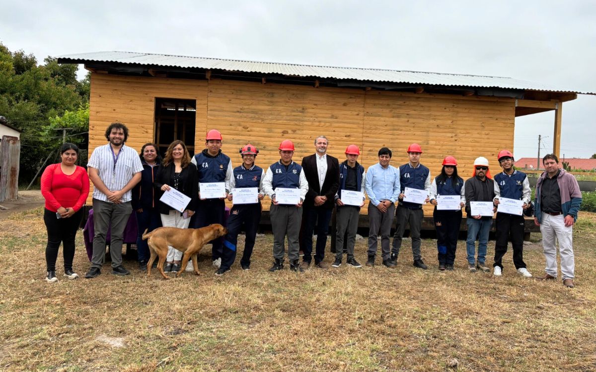 Escolares construyen vivienda digna para adulta mayor de La Cruz