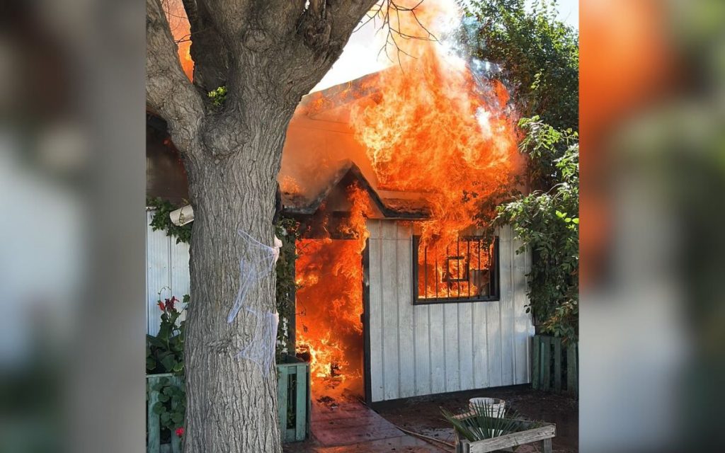 Incendio destruyó una casa en La Calera y dejó un lesionado