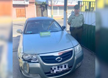La Cruz: Detienen a tres personas que iban en auto robado