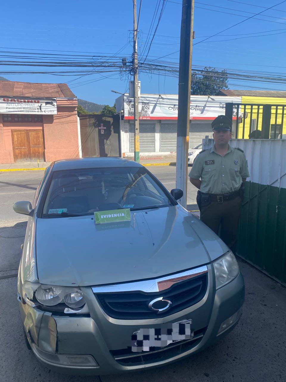 La Cruz Detienen a tres personas que iban en auto robado