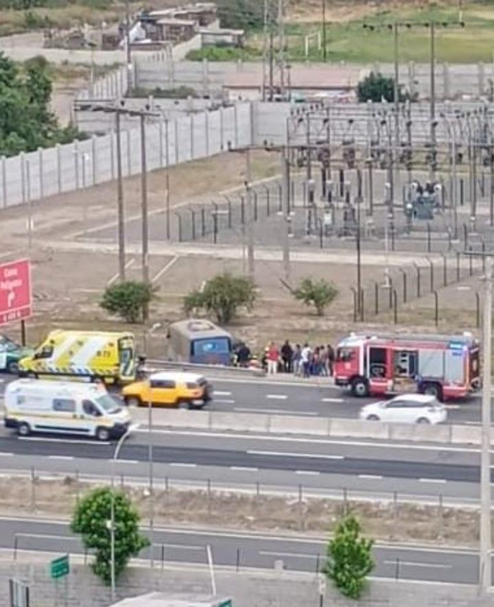 Microbús con pasajeros volcó en La Calera
