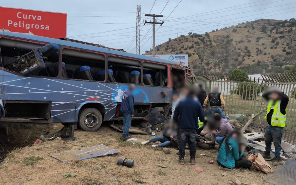 Microbús con pasajeros volcó en La Calera: hay varios lesionados
