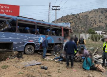 Microbús con pasajeros volcó en La Calera: hay varios lesionados