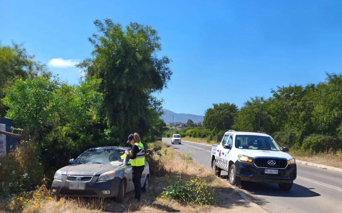 Papudo intensifica la fiscalización de vehículos abandonados
