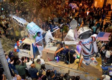 Quillota celebra sus 308 años con desfile de carros alegóricos y presentación del Grupo Alegría