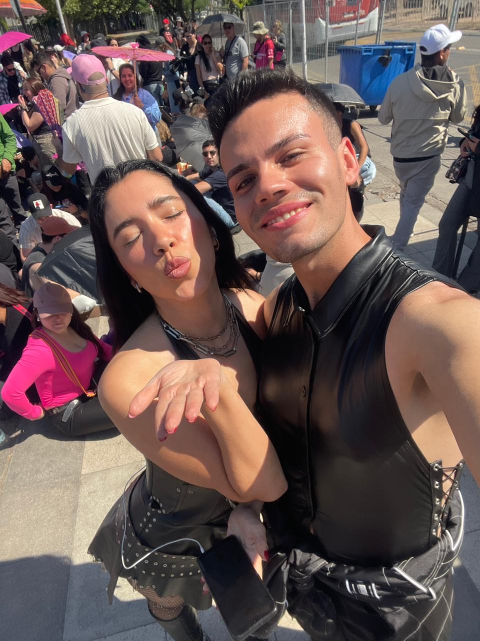 Ahí estaba con la doble oficial de Dua afuera esperando