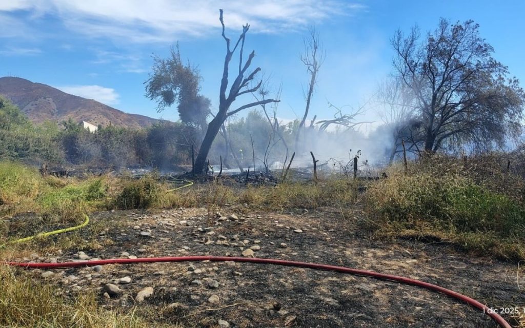 Aviones y helicópteros apoyaron el combate de un incendio forestal en La Calera