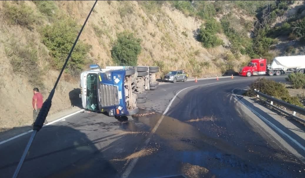 Camión con peligrosa carga de cianuro volcó en la Cuesta El Melón