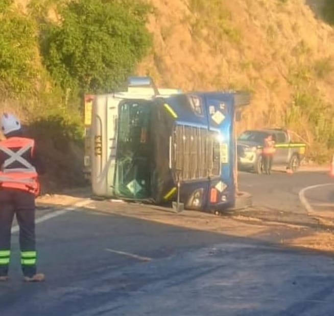 Camión con peligrosa carga de cianuro volcó en la Cuesta El Melón