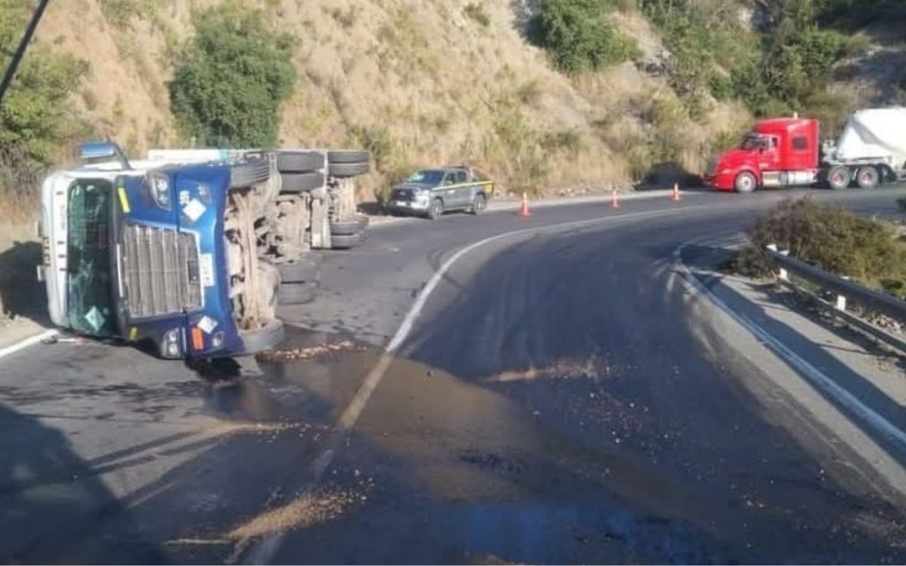 Camión con una peligrosa carga de cianuro volcó en la Cuesta El Melón