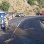 Camión con una peligrosa carga de cianuro volcó en la Cuesta El Melón
