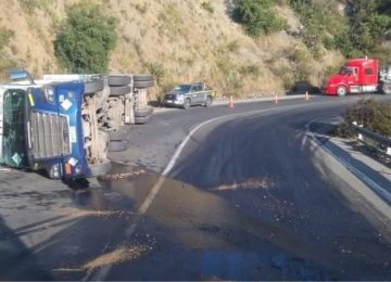 Camión con una peligrosa carga de cianuro volcó en la Cuesta El Melón