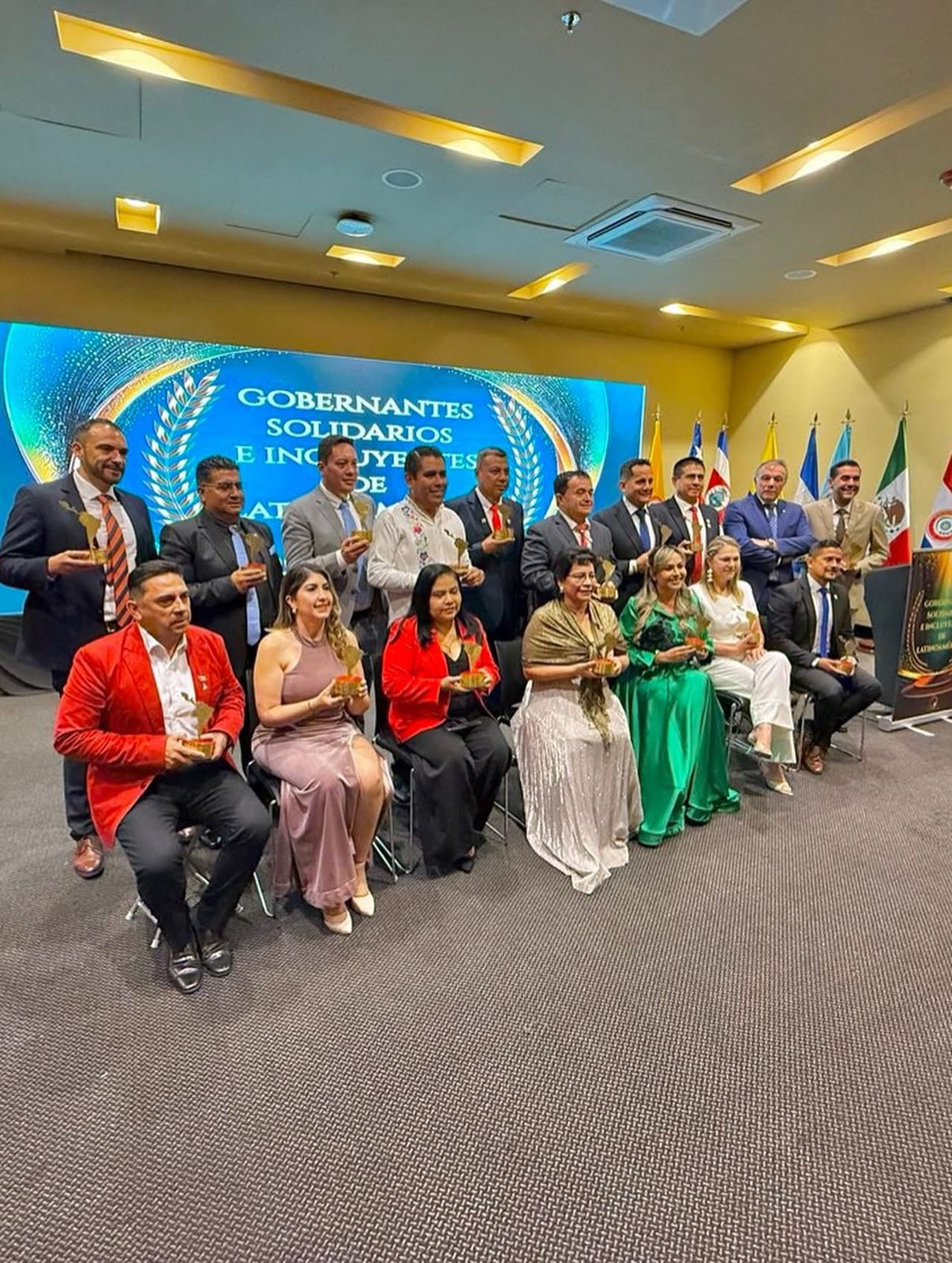 La Calera Johnny Piraíno recibe el premio Alcalde Solidario e Incluyente de Latinoamérica 2025