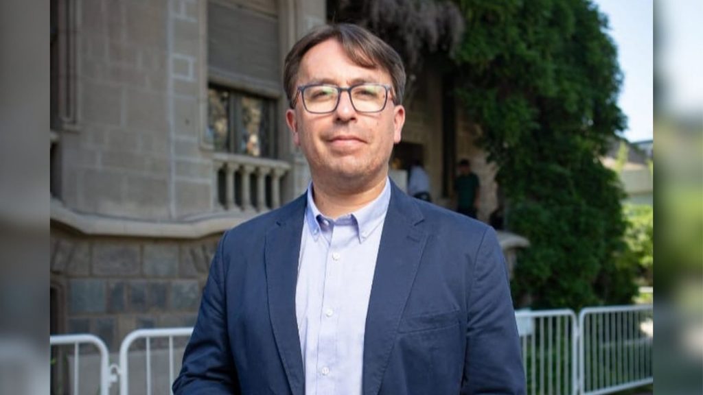 "Profe Solito" de Cabildo es elegido entre los 50 mejores docentes del mundo