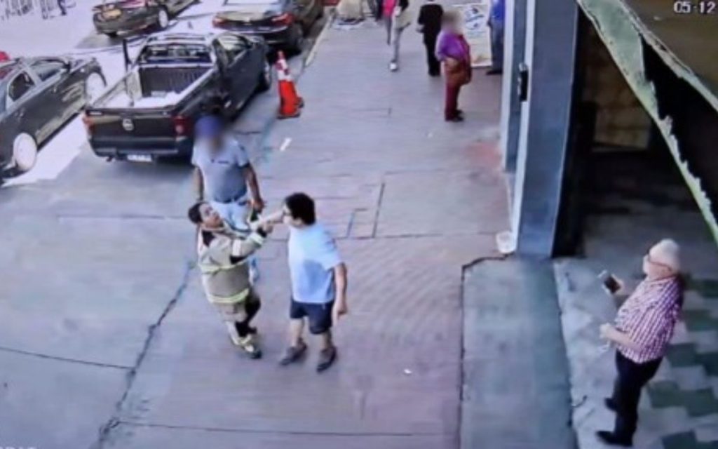 Quillota: Violenta reacción de conductor que estacionó en lugar reservado para bomberos