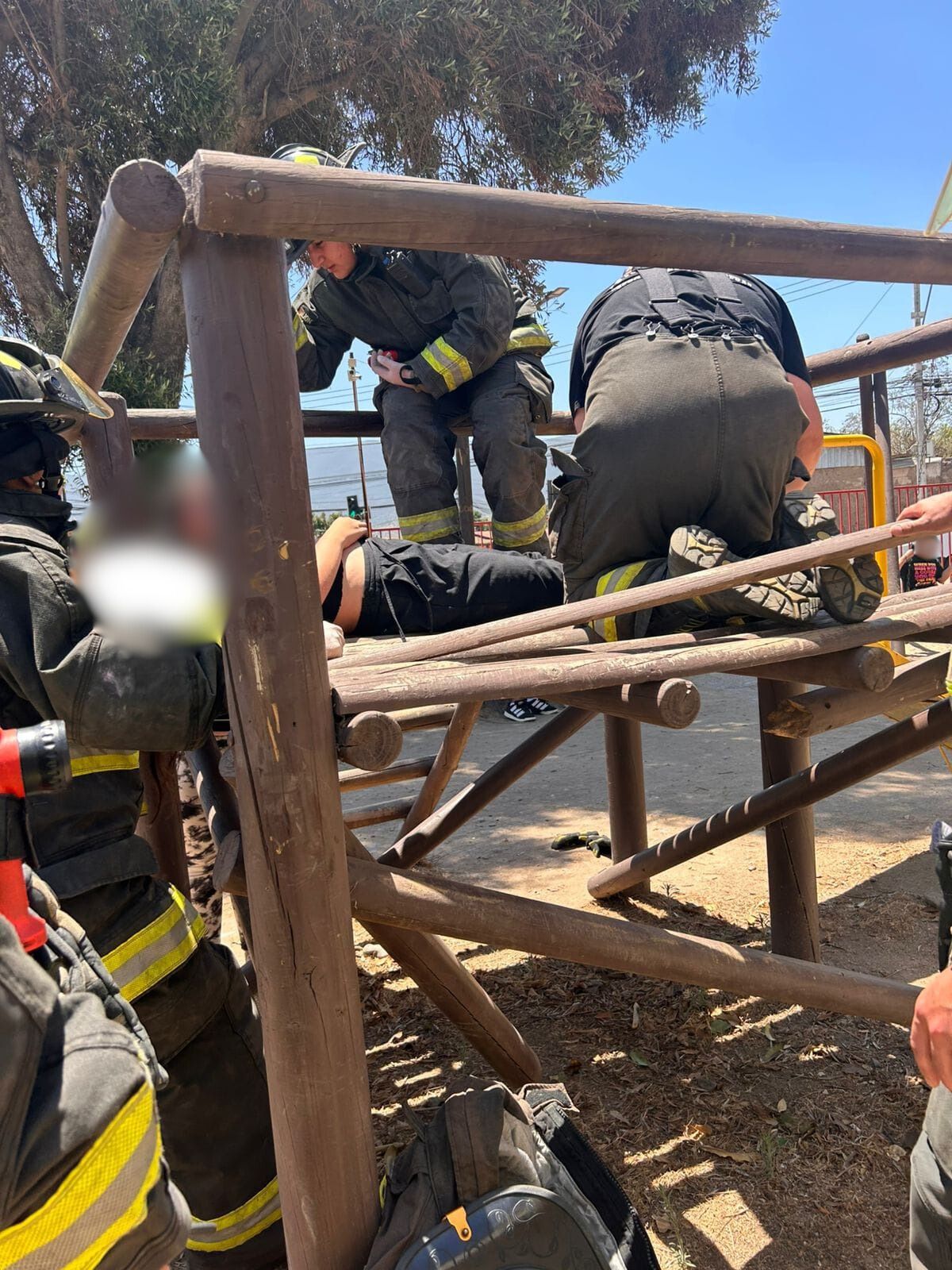 Quillota: Rescataron a adolescente que tenía atrapado su pie dentro de juego