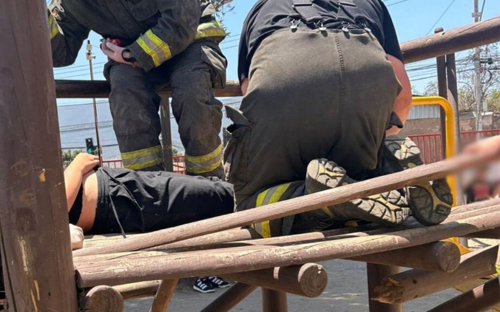 Quillota: Rescataron a adolescente que tenía atrapado su pie dentro de juego