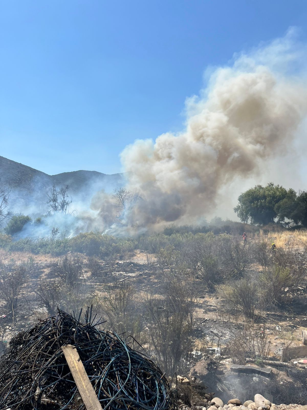 Se produjo incendio forestal en el borde del río en La Calera