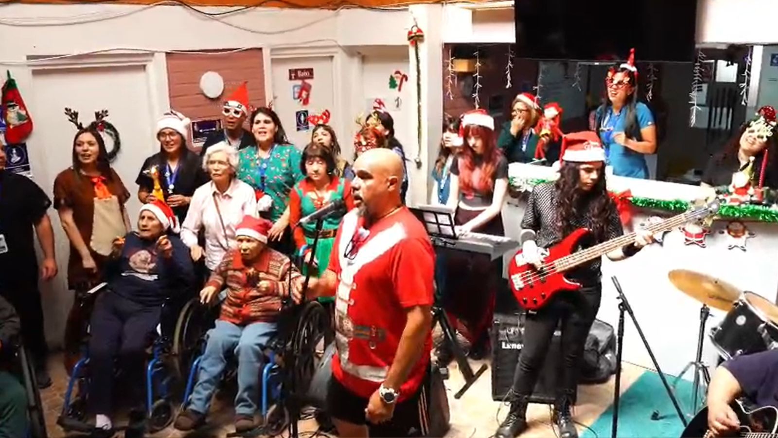 [VIDEO] Casa de Acogida de Quillota cantó "Calurosa Navidad" y 31 minutos lo difundió