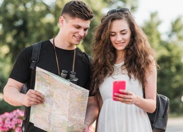 foto de turistas con celular