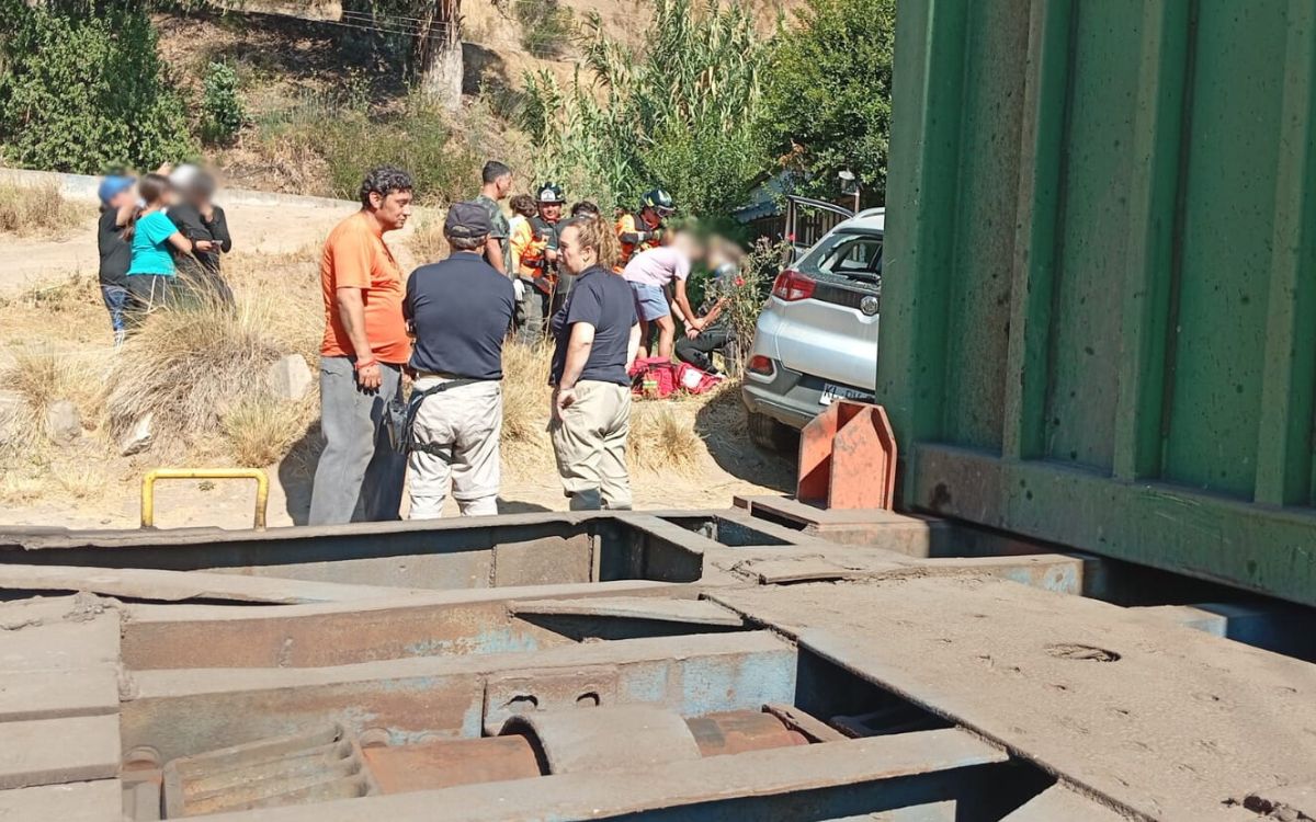 Automóvil y tren de carga colisionaron en La Cruz