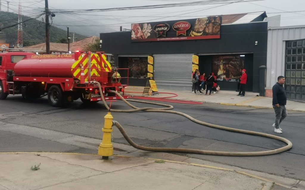 En La Cruz un incendio dañó la bodega de conocida carnicería