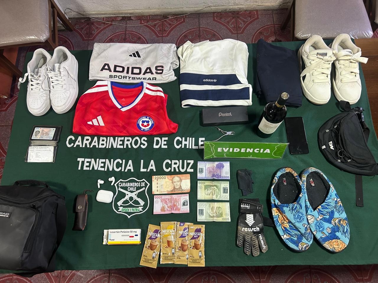 La Cruz Jóvenes enfrentaron a ladrón que entró a casa y Carabineros lo arrestó