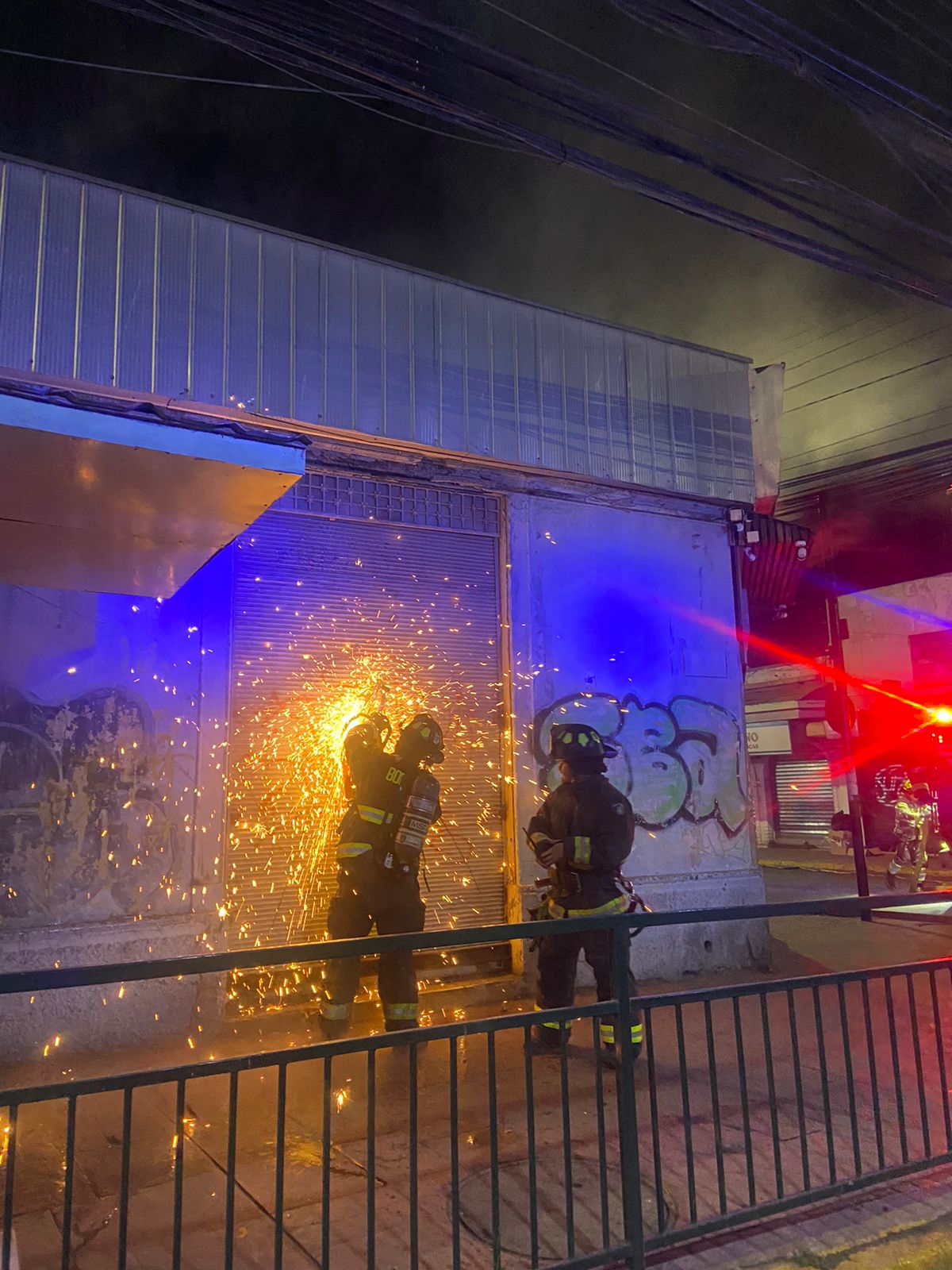 Bomberos controló emergencia en locales comerciales de Quillota