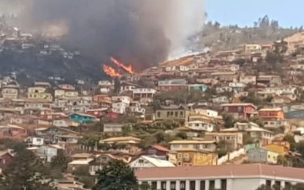 Ordenan evacuar sector de Valparaíso por incendio forestal