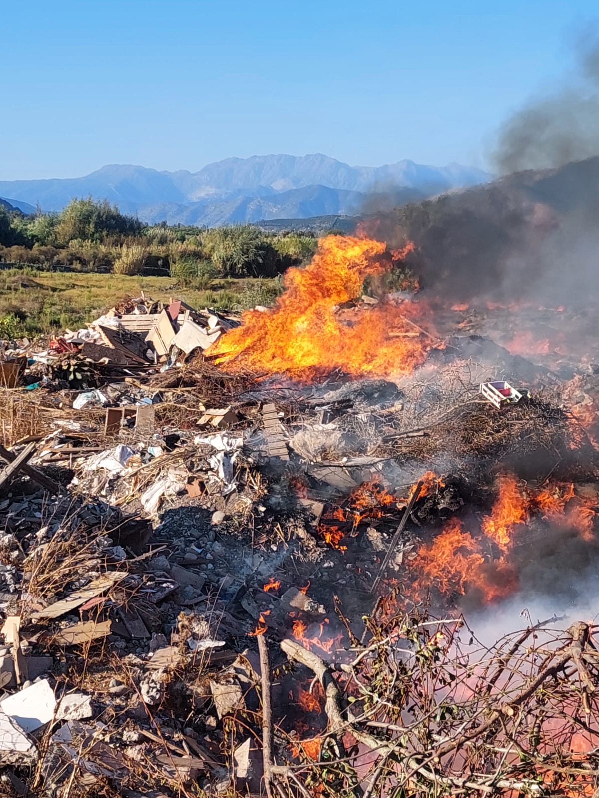 Quillota Bomberos agotados tras incendio de varios días en el borde del río
