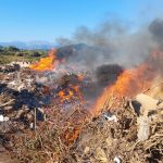 Quillota: Bomberos agotados tras incendio de varios días en el borde del río