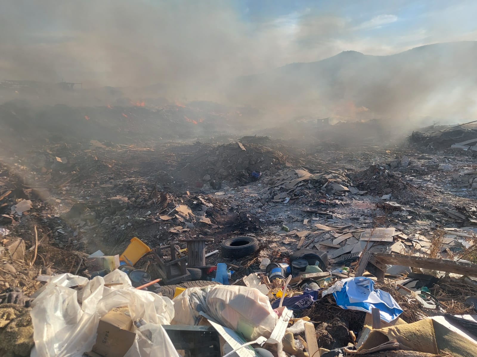 Quillota Bomberos agotados tras incendio de varios días en el borde del río