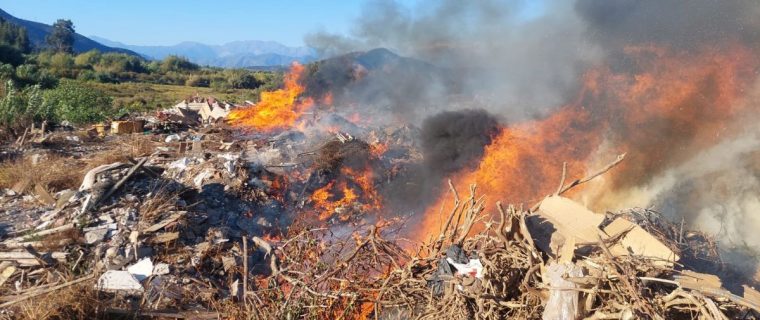 Quillota: Bomberos agotados tras incendio de varios días en el borde del río