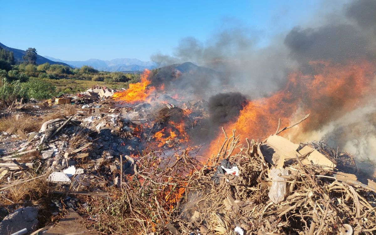 Quillota: Bomberos agotados tras incendio de varios días en el borde del río