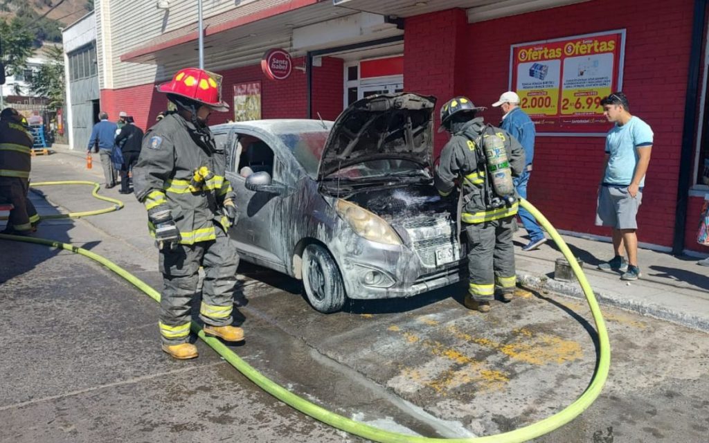 Auto se incendió en el centro de La Calera