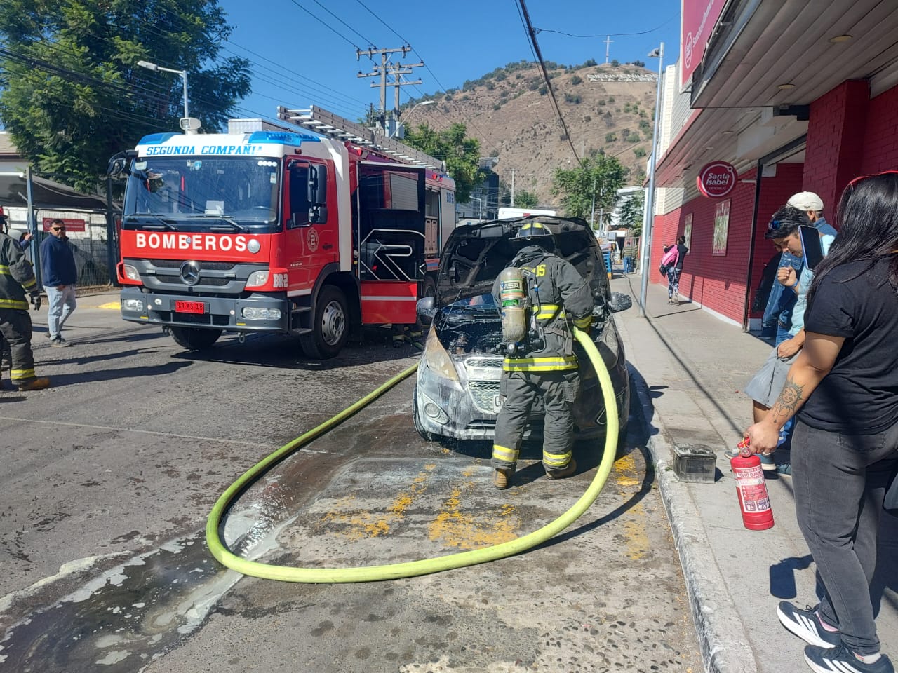 Auto se incendió en el centro de La Calera