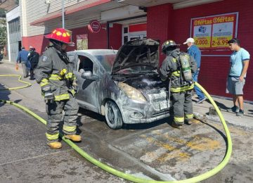 Auto se incendió en el centro de La Calera