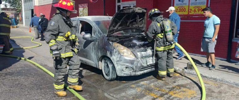 Auto se incendió en el centro de La Calera
