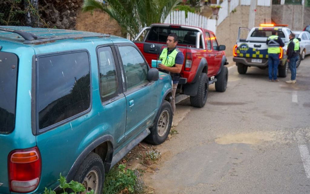 Dueños retiran autos que estaban abandonados en las calles de Zapallar