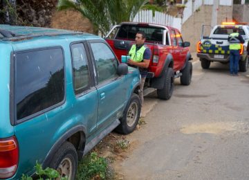 Dueños retiran autos que estaban abandonados en las calles de Zapallar